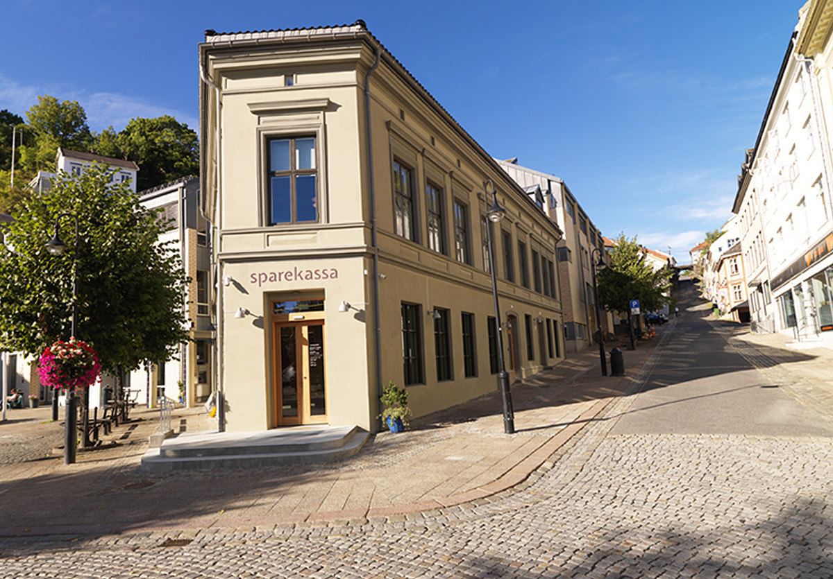 Bankbygget Sparekassa i Arendal er restaurert med spesialvinduer fra Solfjeld AS